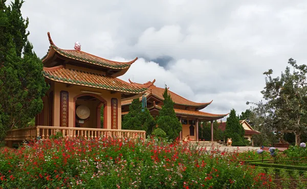 Chua Thien Vuong Pagoda with flowers, Dalat, Vietnam — Stock Photo, Image