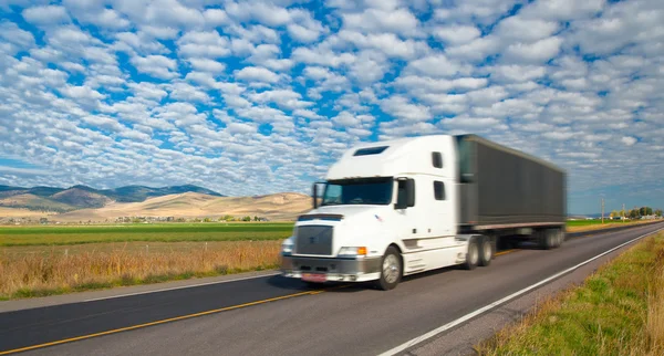 Szybkie jazdy ciężarówką na wsi, montana, Stany Zjednoczone Ameryki — Zdjęcie stockowe