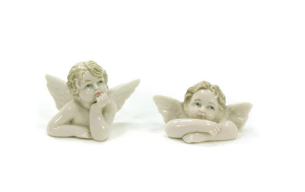 Deux Petites Statuettes Anges Avec Des Ailes Sur Fond Blanc — Photo