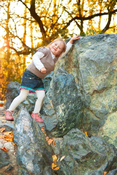 A girl is leaned against the rock — Stock Photo, Image