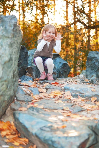 Χαμογελαστό κορίτσι στο πάρκο φθινόπωρο — Φωτογραφία Αρχείου