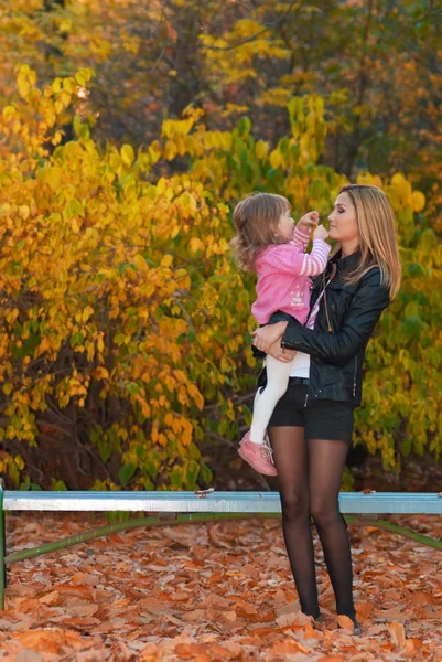 Mom and daughter in autumn park — Stock Photo, Image