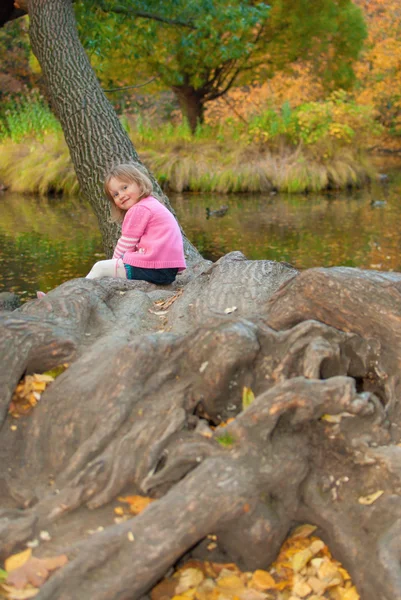 秋の公園で笑顔の女の子 — ストック写真