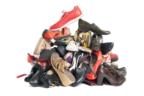 Pilha de sapatos com isolamento — Fotografia de Stock