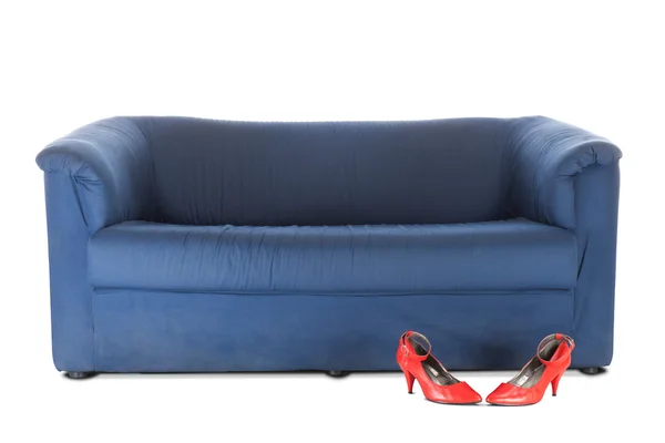 沙发和红鞋 |分离 — 图库照片