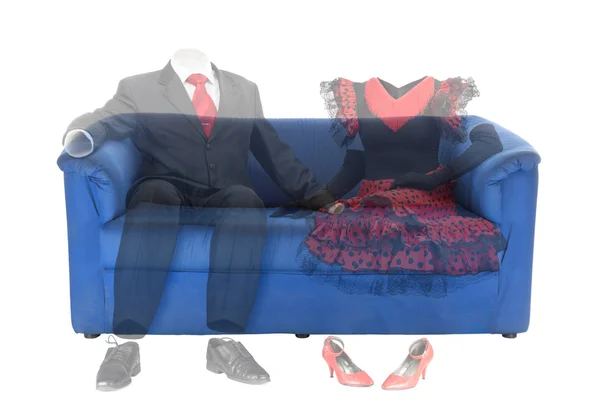 经典西装的男人和女人穿红衣服的鬼坐在一个蓝色的沙发上 关于来世爱的概念照片 白上孤立 — 图库照片