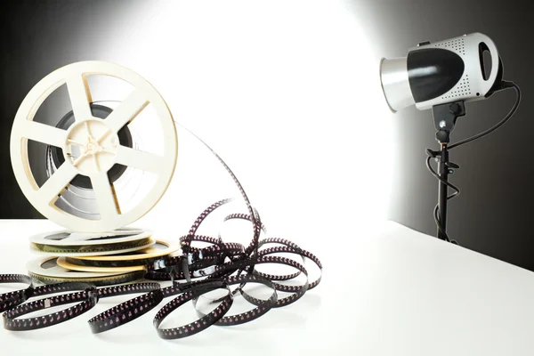 오래 된 8mm 비디오 테이프 및 스튜디오 손전등 — 스톡 사진