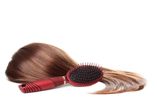 Cabelo castanho e escova de cabelo com isolamento — Fotografia de Stock