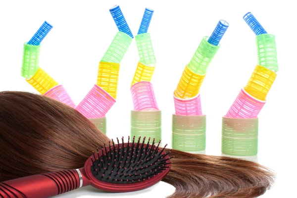 Cabelos castanhos, pentes e encrespadores de cabelo isolados — Fotografia de Stock