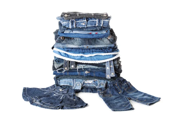 Pilha de calças de ganga com isolamento — Fotografia de Stock