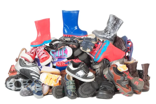 Pilha de sapatos infantis Isolados — Fotografia de Stock