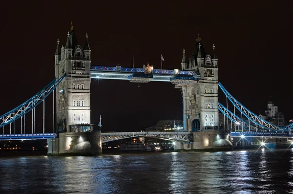 Tower bridge at night — Stock Photo, Image