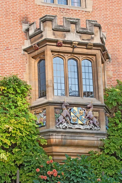 ケンブリッジ イギリスの紋章付きの出窓 — ストック写真