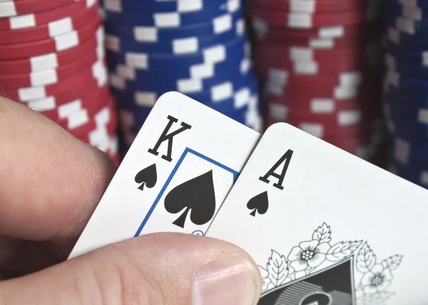 Poker žetony - eso a král hrací karty — Stock fotografie