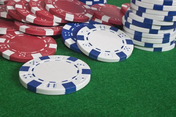 Rozptýlené poker žetony na zelené beize — Stock fotografie