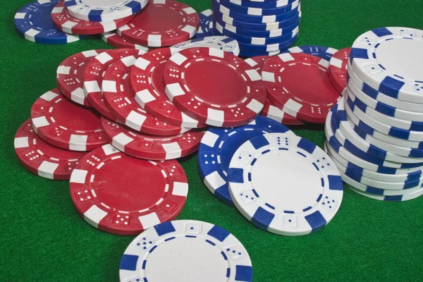 Rode, blauwe en witte pokerfiches — Stockfoto