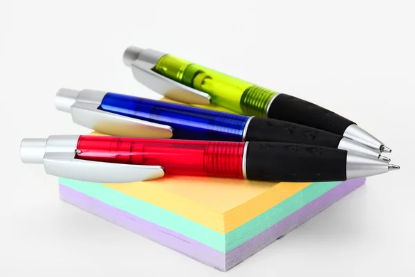 Бумага, ручки — стоковое фото