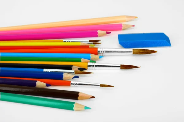 Crayons de couleur et pinceaux — Photo
