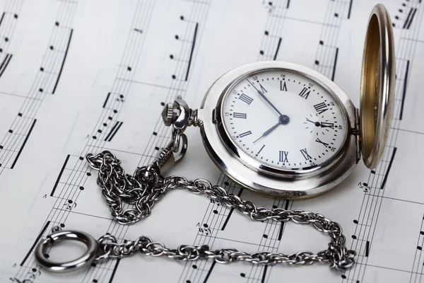 Oude klokken en muziekboeken — Stockfoto