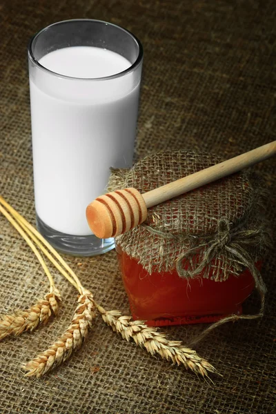 Melk en de pot met honing — Stockfoto