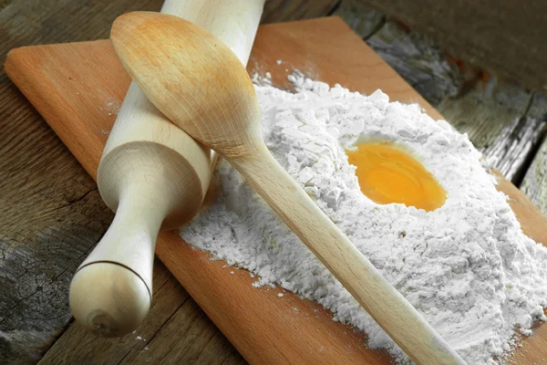 Stock image Egg into flour