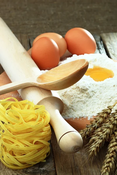 Egg into flour — Stock Photo, Image
