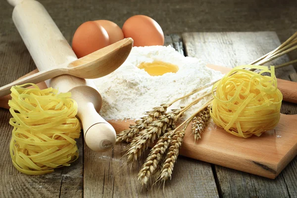 Egg into flour — Stock Photo, Image