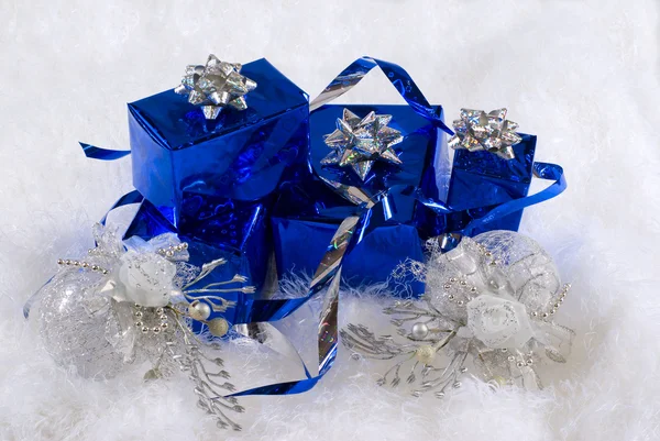 Cajas azules y adornos navideños en la piel blanca — Foto de Stock