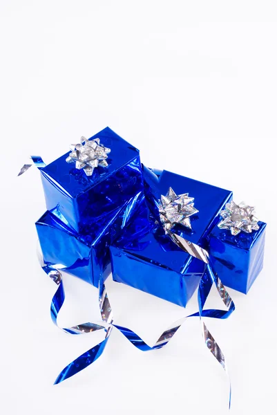 Muitas caixas brilhantes azuis de presentes com fitas e fitas — Fotografia de Stock