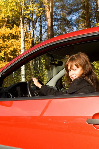Flickan i den röda bilen — Stockfoto