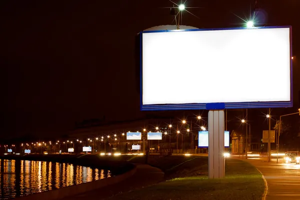 La gran valla publicitaria blanca en el muelle nocturno — Foto de Stock