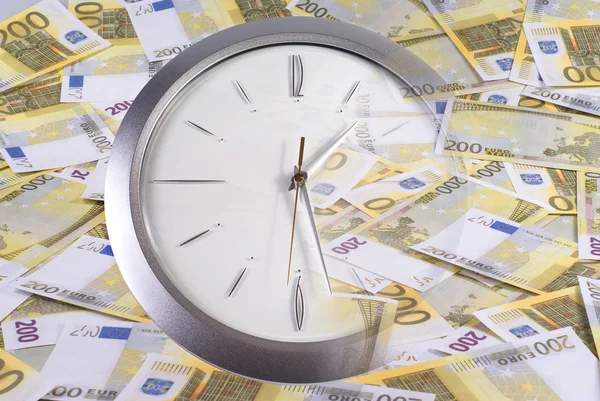 在白色背景上的时钟和 200 欧元纸币 — 图库照片