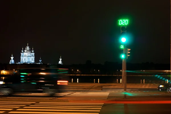 Autó halad egy piros jel egy közlekedési lámpa, a rakparton — Stock Fotó