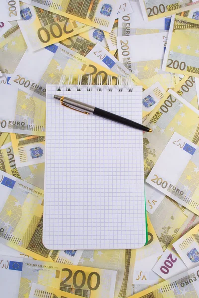 200 ユーロの紙幣上のノートのための書く本 — ストック写真