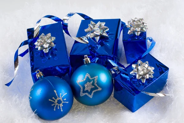Les boîtes bleues et les boules bleues de Noël sont sur la fourrure blanche — Photo