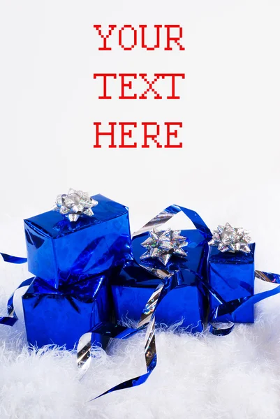 Caixas azuis brilhantes para presentes com fitas na pele branca — Fotografia de Stock