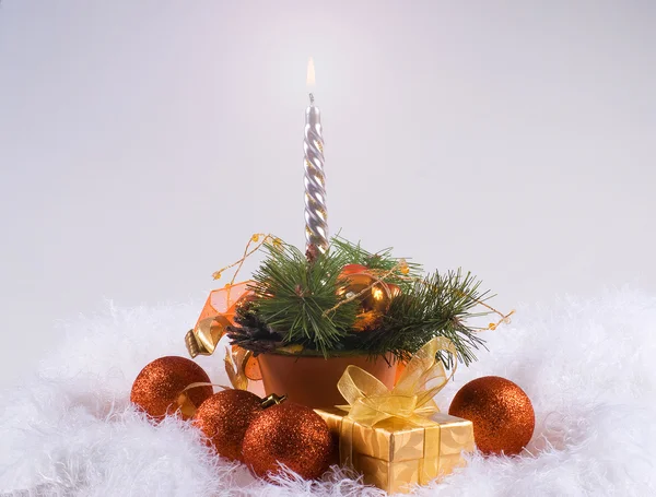 Рождественские оранжевые шары и серебряные свечи на белом мехе — стоковое фото