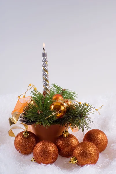 Sfere di Natale arancioni e le candele d'argento sulla pelliccia bianca — Foto Stock