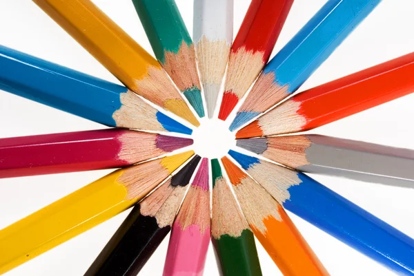 Skupina barevných tužek na bílém — Stock fotografie