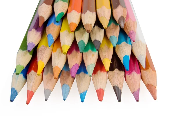 Группа цветных карандашей на белом фоне — стоковое фото
