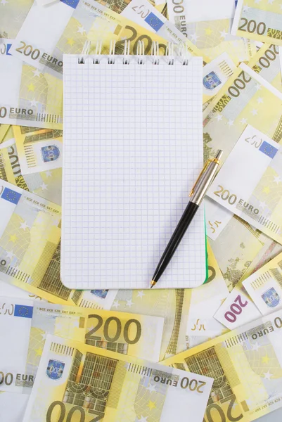 200 ユーロの紙幣上にペンでメモを書く本 — ストック写真