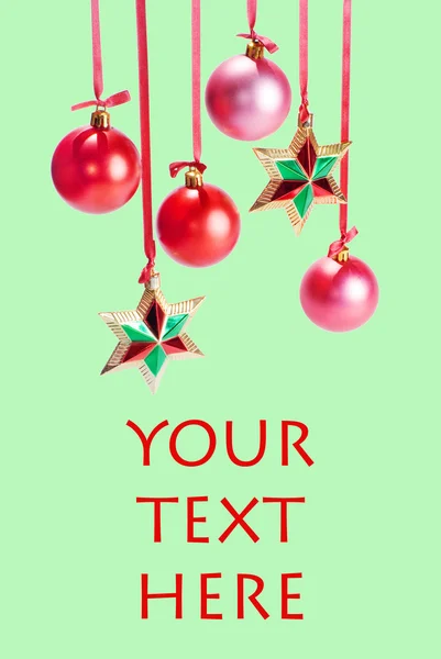 Weihnachtskarte mit Kugeln und Sternen auf grünem Hintergrund — Stockfoto