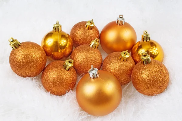 Χρυσή Χριστούγεννα πορτοκαλί σφαίρες σε ένα άσπρο fur — Φωτογραφία Αρχείου