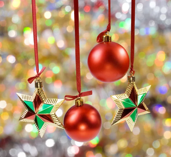 Рождественские шары и звезды на цветном фоне — стоковое фото