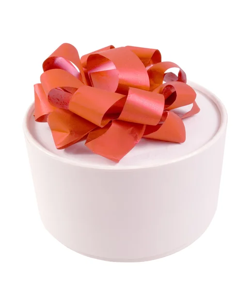 Caja de regalo redonda blanca con un lazo rojo — Foto de Stock
