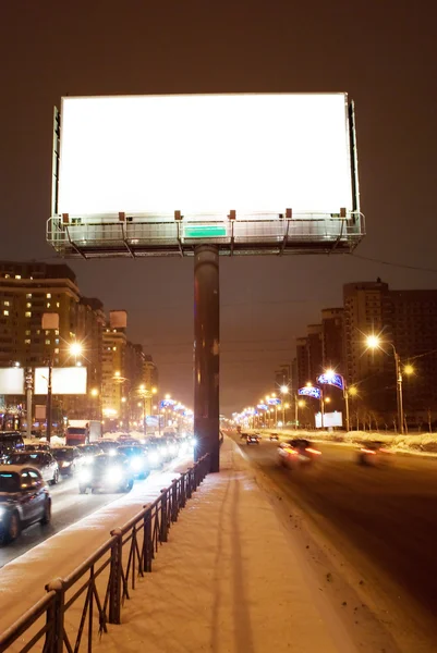 Большой белый билборд на ночной улице — стоковое фото