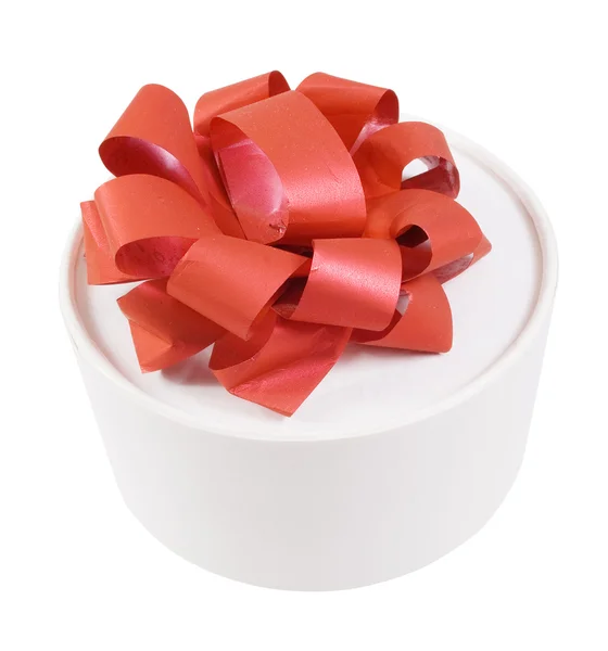 Caja de regalo redonda blanca con un lazo rojo — Foto de Stock
