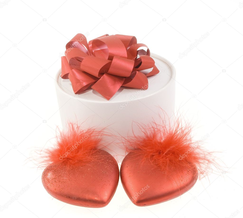 Round white box with five red hearts