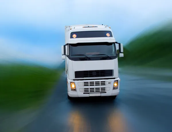 Motie van vrachtwagen op de nacht weg — Stockfoto