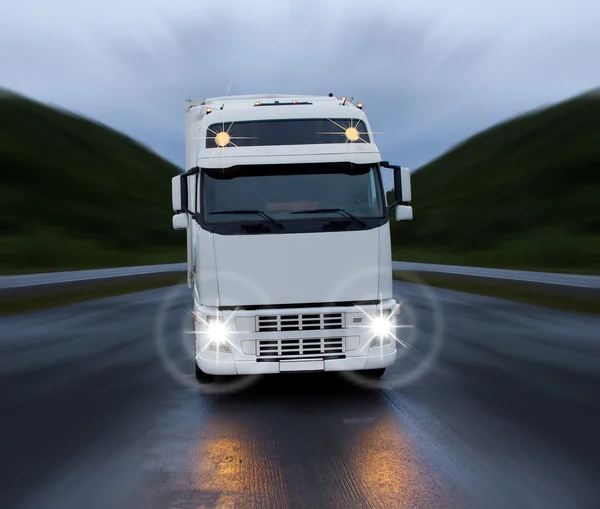 Motie van witte vrachtwagen op de nacht weg — Stockfoto